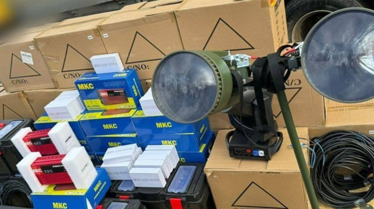 На Херсонщині військовим передали прожектори для виявлення дронів