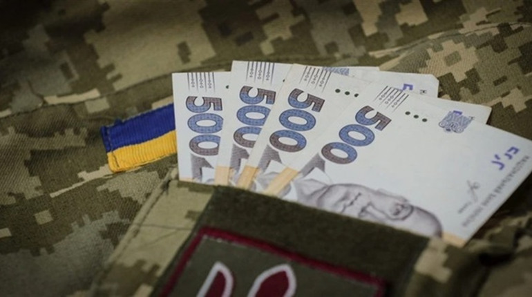 Грошима і вакансіями: як українців заохочують підписувати контракти із військом