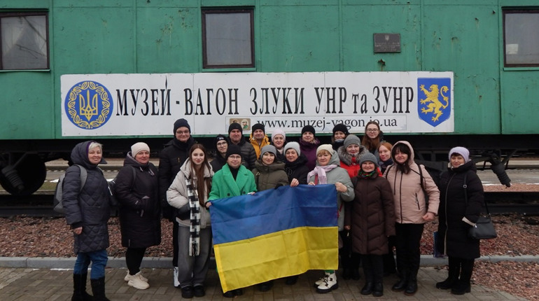 До Дня Соборності України у Фастові провели мешканцям Енергодару екскурсію містом