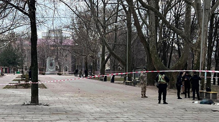 У Запоріжжі чоловік застрелив перехожу жінку та покінчив життя самогубством