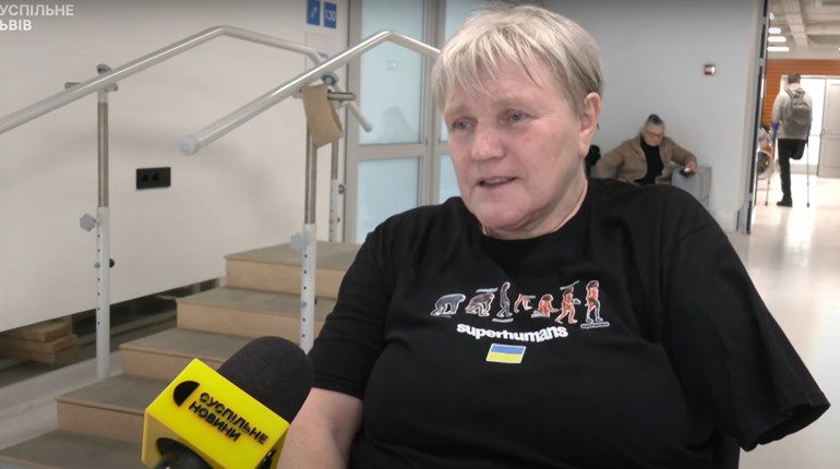 “Хочу стати на протез, щоб перепоховати сина”, - історія війни мешканки Вугледара. Відео