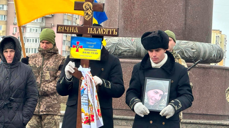 В Южному провели в останню путь 46-го військовослужбовця з громади Сергія Сузанського (ФОТО)