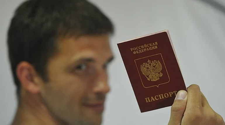 На ТОТ Херсонщини обмежили видачу закордонних паспортів чоловікам призовного віку