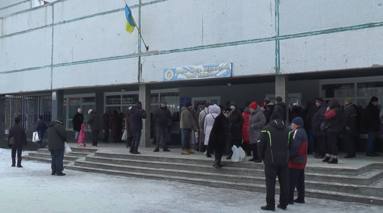 Жителям Лозової видають гуманітарну допомогу. Куди і кому приходити за продуктовими наборами