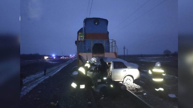 Потяг зіткнувся з автівкою на залізничному переїзді