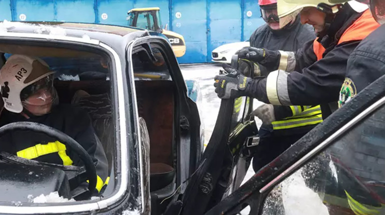 Рятувальники в Чернігові пройшли навчання з деблокування потерпілих при ДТП