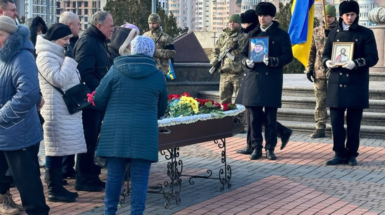 Южненська громада провела в останню путь загиблого військового Вадима Яремчука (ФОТО)