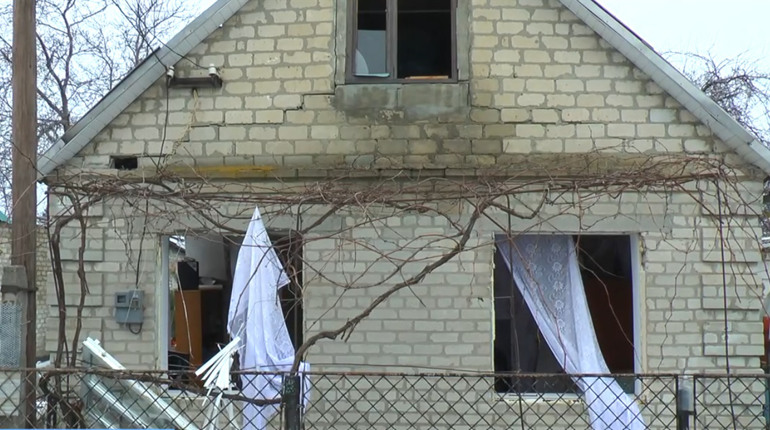 На світанку в Лозовій стався вибух у приватній оселі. Пошкоджено стіни, вікна та двері