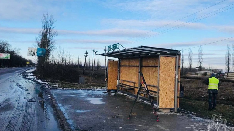 У Покровську ремонтують зупинки громадського транспорту