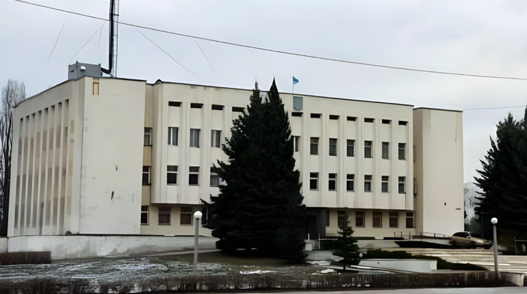Через небезпеку закрили будівлю Первомайської міської ради. Що відбувається за 60 км від Лозової