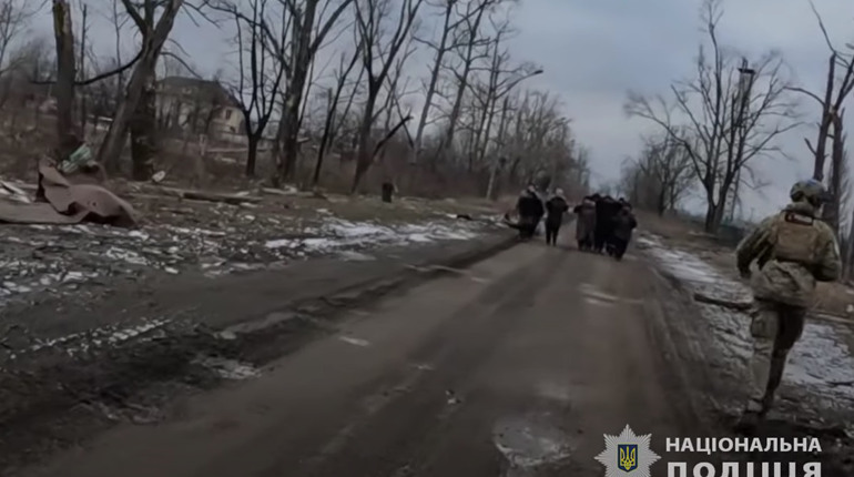 Жителів Авдіївки з окупації врятували «Білі Янголи». Перелякані люди розповіли, що там коїться