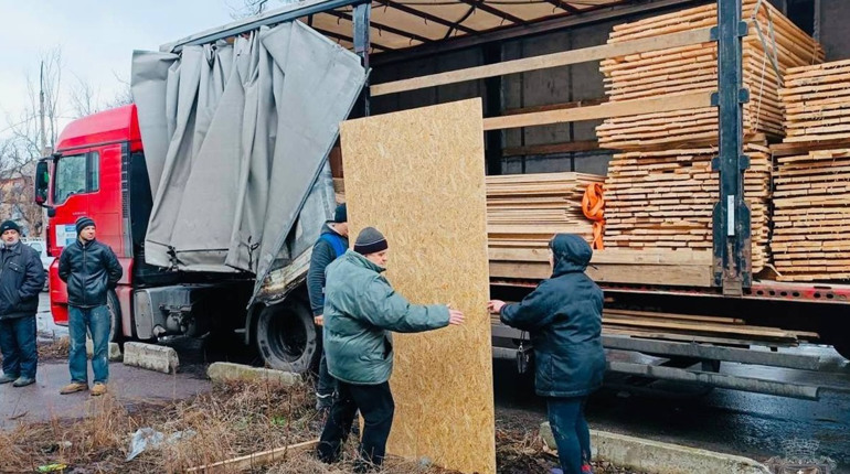 “Янголи спасіння” допомогли будівельними матеріалами постраждалим від обстрілів у Покровську