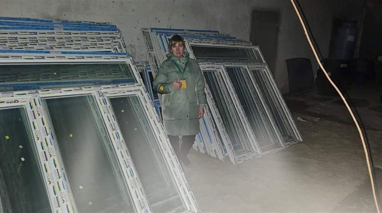 Майже 100 нових віконних конструкцій отримали торецькі амбулаторії для заміни пошкоджених обстрілами