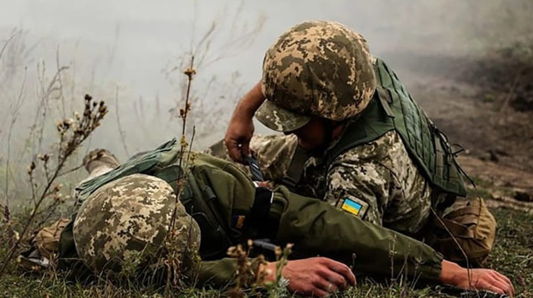 “Нога лежала поруч, привʼязав турнікетом і повз під обстрілами”: історії боротьби за життя "300-х"