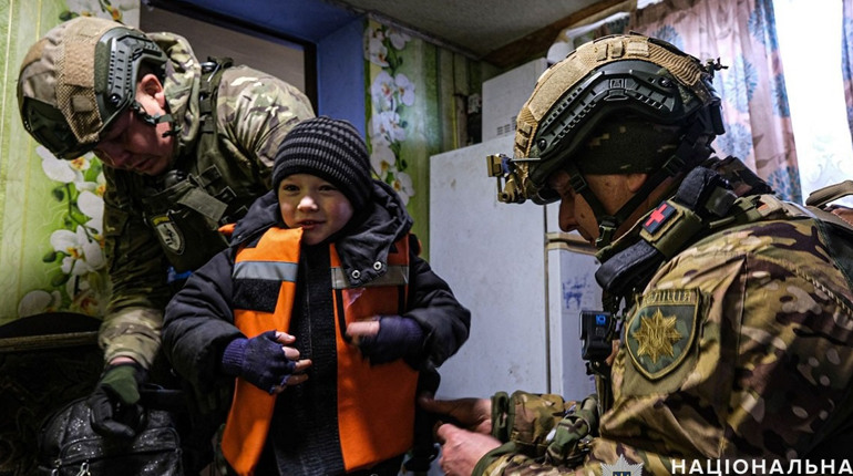 “Білі Янголи” евакуювали з-під Авдіївки родину з дітьми та домашніми улюбленцями