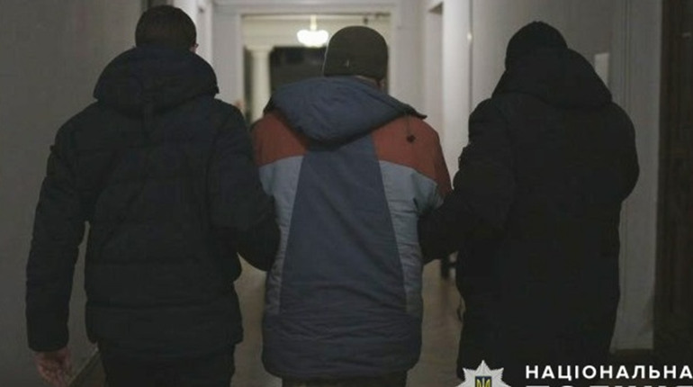 Вбив та розкидав частини тіла по мікрорайону: поліція затримала підозрюваного