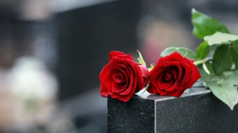 Неповага до пам'яті героїв: з могили загиблого бійця на кладовищі вкрали квіти