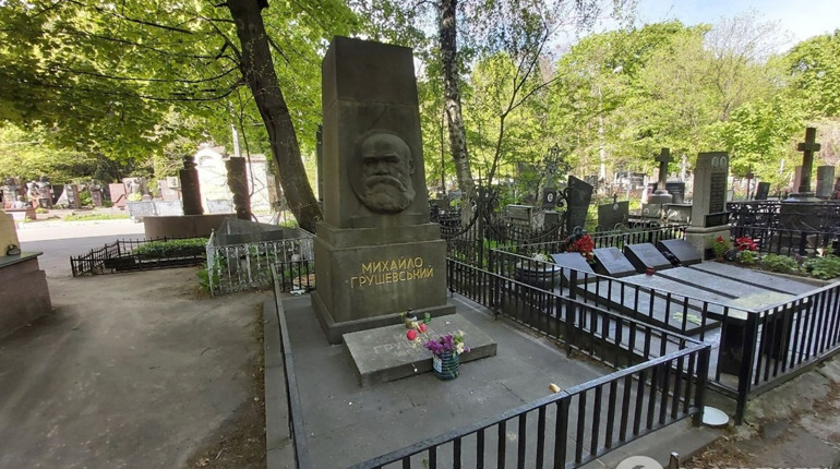Про особистостей Байкового кладовища. Тут також похований Богдан Лягов із Жовтих Вод