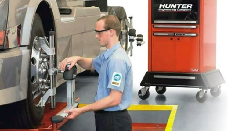 На шляху до довговічності: обслуговування вантажівок з Truckmotors