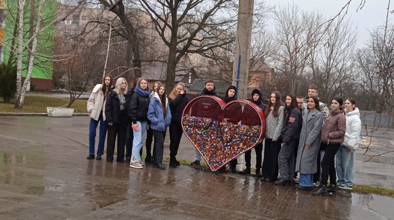 “Серце доброти” на подвір’ї ліцею №2 вже місяць наповнюється кришками від пластикових пляшок