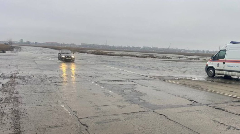 Через погодні умови та посилення вітру підтоплено ділянку дороги Генічеськ-Стрілкове