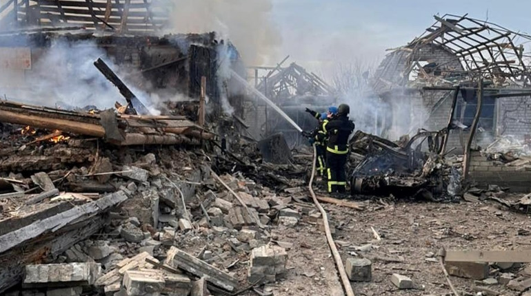 Двоє людей загинуло — поліційні показали перші хвилини після обстрілу села Багатир. Відео