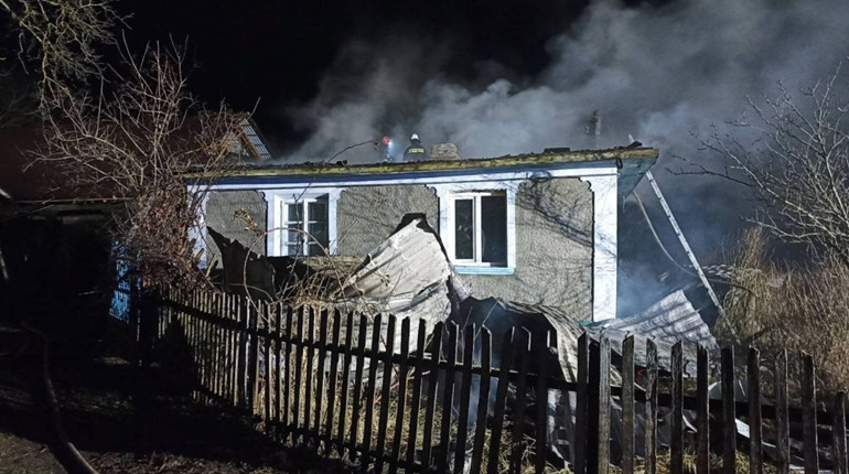 Пожежу гасили два відділення вогнеборців. У селі Скіпче горів будинок