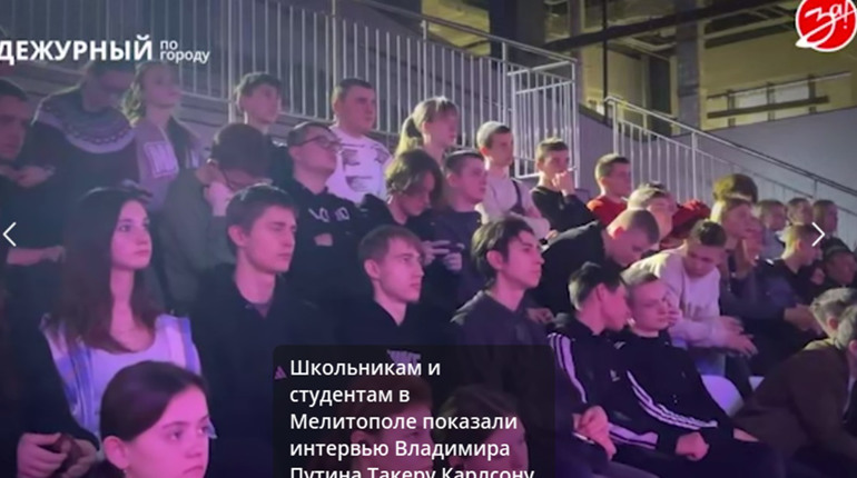Дітей з Мелітополя примусово посадили дивитись інтерв’ю Путіна з проросійським американцем