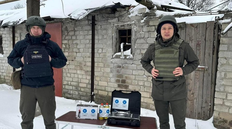 “Корисні люди”: як волонтери допомагають мешканцям на “нулі” та переселенцям у Покровському районі