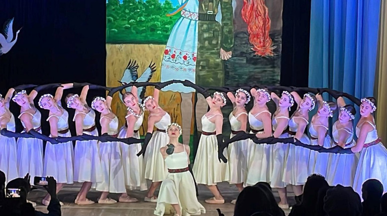 В “Червоній Калині” “Веселка” танцювала для ЗСУ