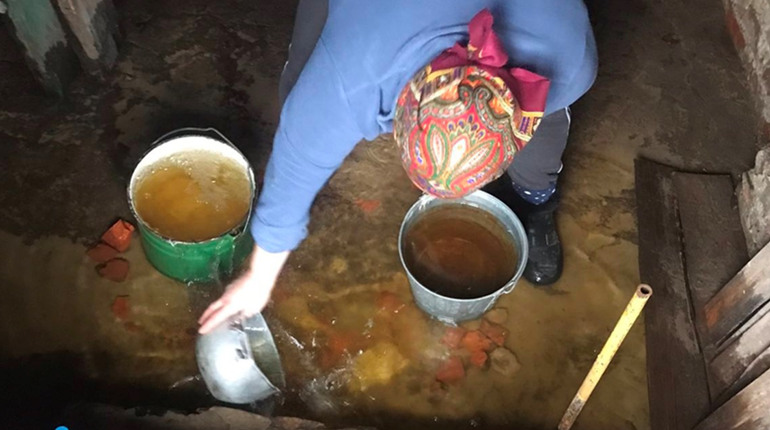 На Корюківщині вода в погребах. Виносять і качають її люди день і ніч, як «лунатики»