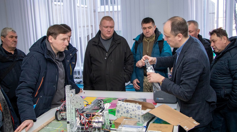 Викладачі предмета "Захист України"із Гадяцької громади навчалися керувати дронами