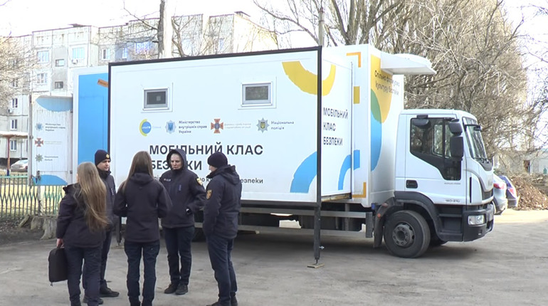 До Лозової прибув мобільний клас безпеки. Яка від нього користь
