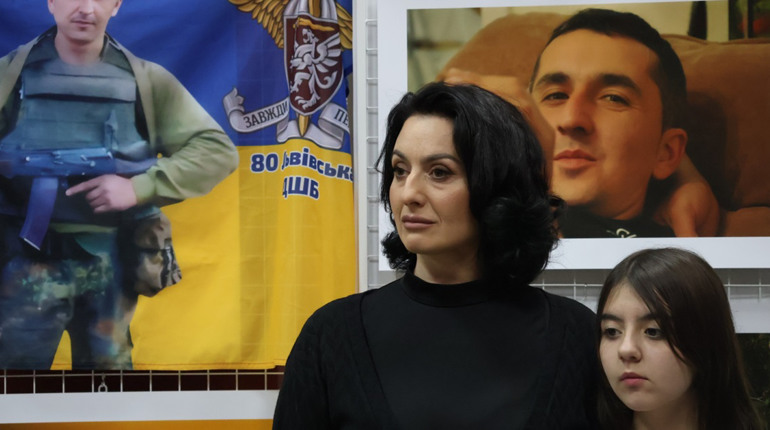 У кожній світлині – життя. В Южноукраїнську відкрили виставку фоторобіт загиблого воїна Юрія Тарби
