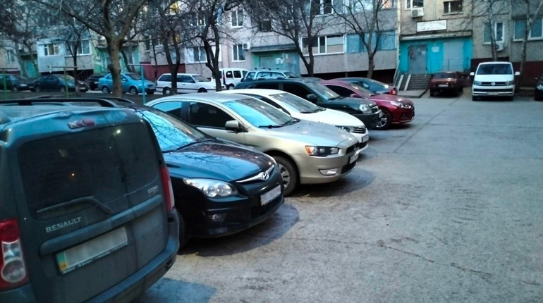 Як вирішити проблему паркування автомобілів у дворах?
