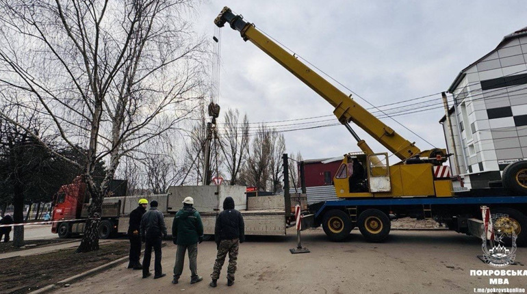 У Покровську для захисту від обстрілів встановлюють наземні бетонні укриття. Де саме