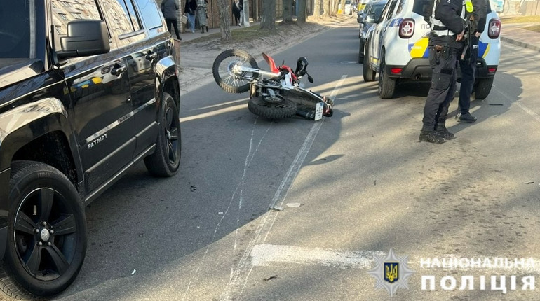 У Фастові сталося ДТП за участі водіїв мотоцикла та авто: є постраждалі