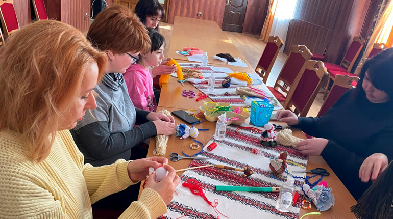 У жіночому колі. Як у Жовтих Водах створювали мотанки разом з майстринею Наталею Бартенніковою