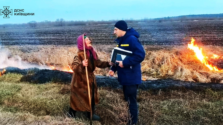 На Київщині рятувальники тричі за добу гасили пожежу, спричинену бабусею-палійкою
