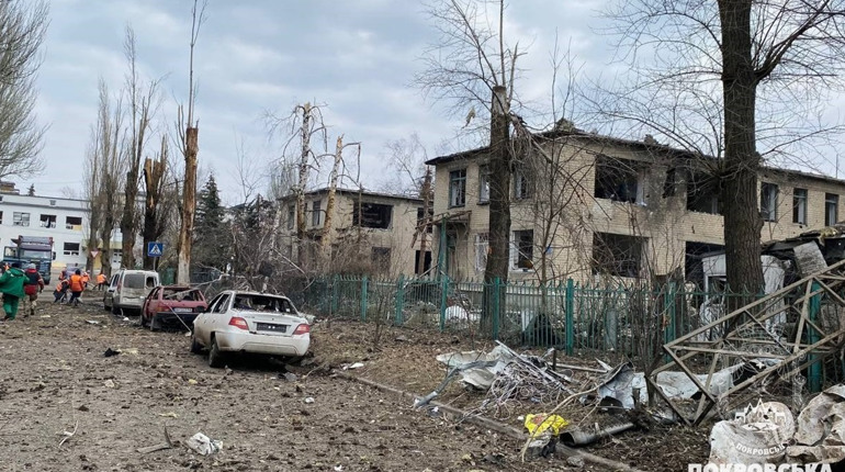 Ракетний удар по Покровську: місто вночі зазнало обстрілу. Частина населеного пункту знеструмлено