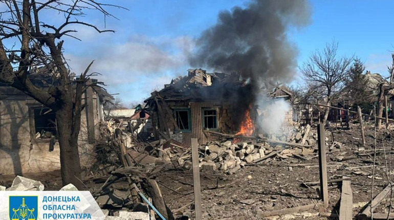 Троє мешканців Торецька зазнали поранень через вибух російської керованої авіабомби “КАБ-500”