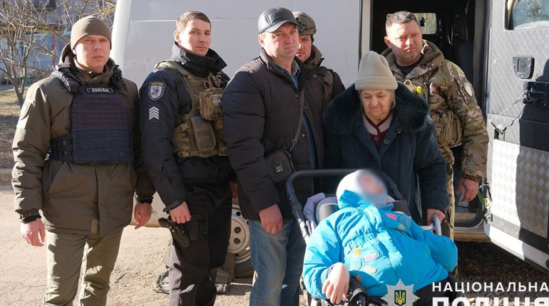"Білий Янгол" рятує останню родину з Дружби: дитина з інвалідністю, батько і бабуся наразі у безпеці