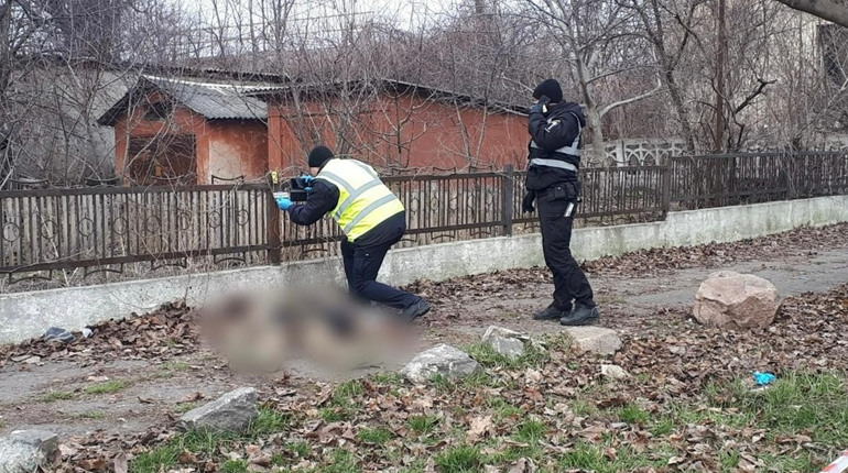 У Подільську на вулиці знайшли мертвим військового: поліція розслідує умисне вбивство