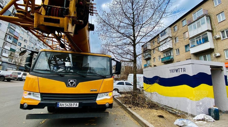 В Покровську триває встановлення наземних бетонних укриттів