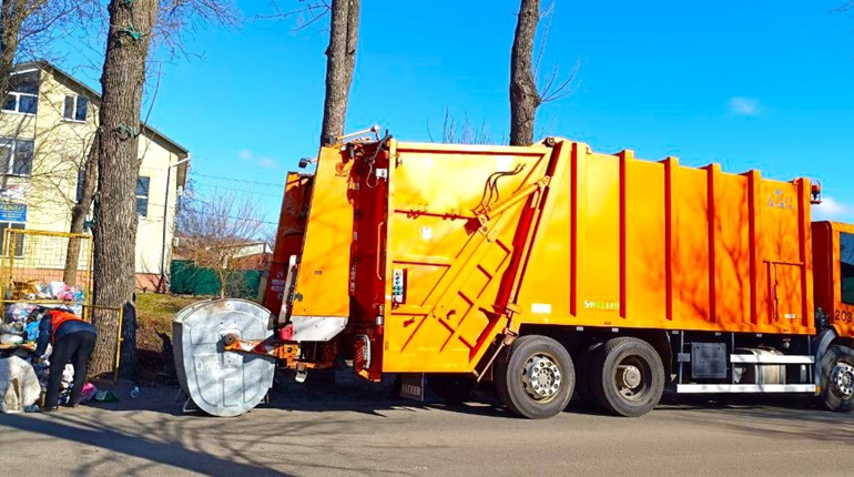 У НІЖИНІ НА РОБОЧИЙ МАРШРУТ ВИЇХАВ НІМЕЦЬКИЙ СМІТТЄВОЗ