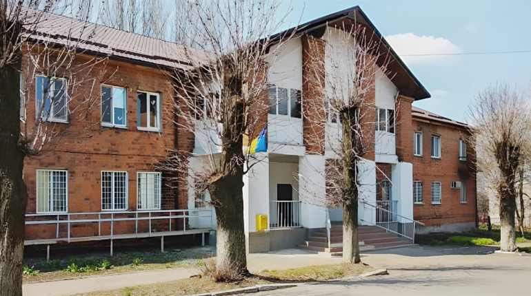 Переселенців з Луганщини консультує медпрацівник. Які процедури доступні під час прийому