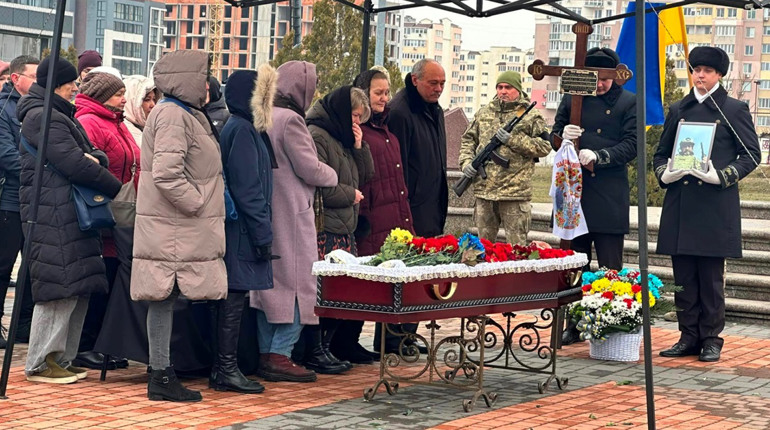 Южненська громада провела в останню путь військового Дмитра Великодного (ФОТО)