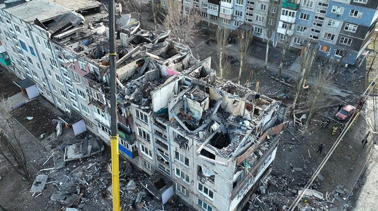 Авіаудар по Покровському району: у багатоповерхівку в Мирнограді влучила ракета. Є жертви