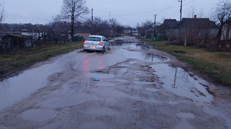 «Ми потребуємо допомоги негайно»: жителі вулиці Раскової у Первомайську про бездоріжжя