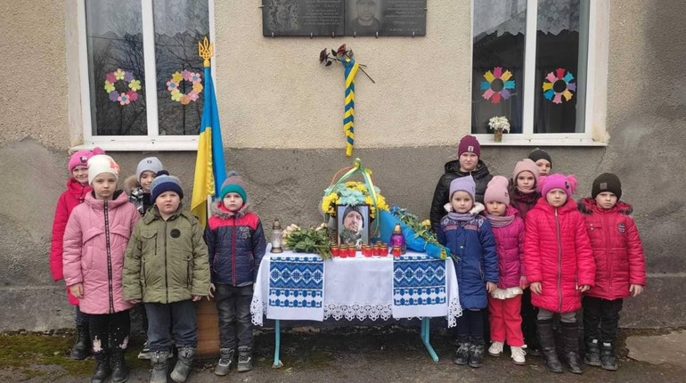На Кременеччині вшанували памʼять Героя меморіальною дошкою у школі